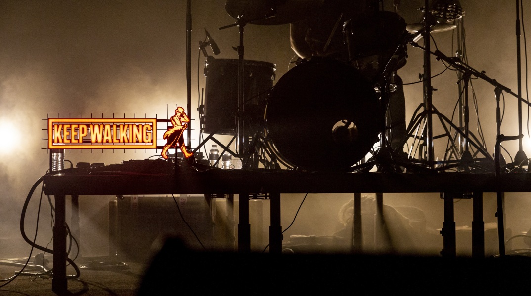 Ντράμερ που παίζει σε συναυλία