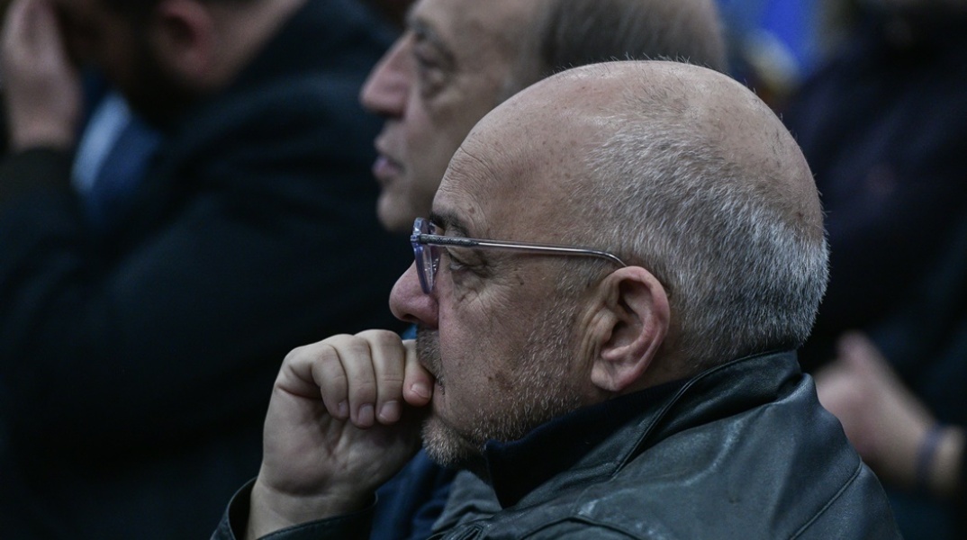 Ο Μπάμπης Παπαδημητρίου με το χέρι στο πρόσωπό του