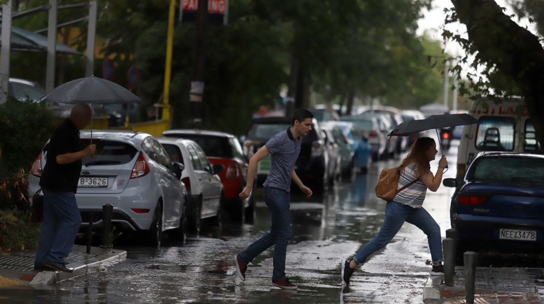 Πολίτες τρέχουν για να προστατευτούν από το καλοκαιρινό μπουρίνι