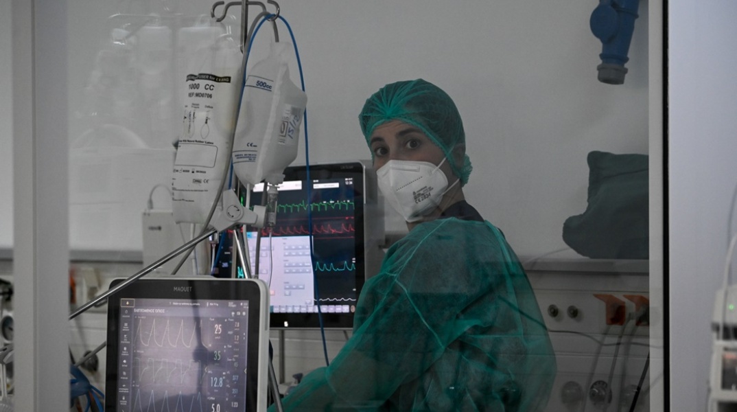 Νοσοκόμα σε ΜΕΘ με στολή και μάσκα