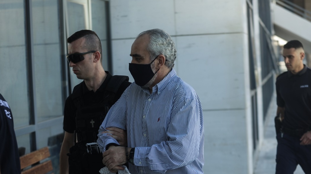 Ο ψευτογιατρός Νίκος Κοντοστάθης οδηγείται στο δικαστήριο