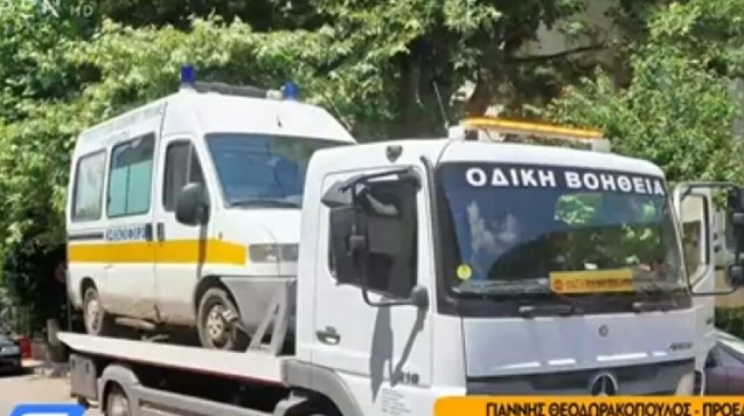 Χαλασμένο ασθενοφόρο στη Γορτυνία πάνω σε όχημα της οδικής βοήθειας