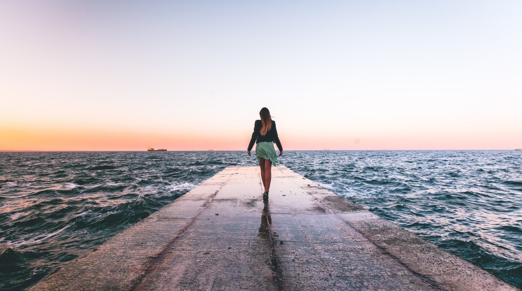 Ένα κορίτσι στη θάλασσα