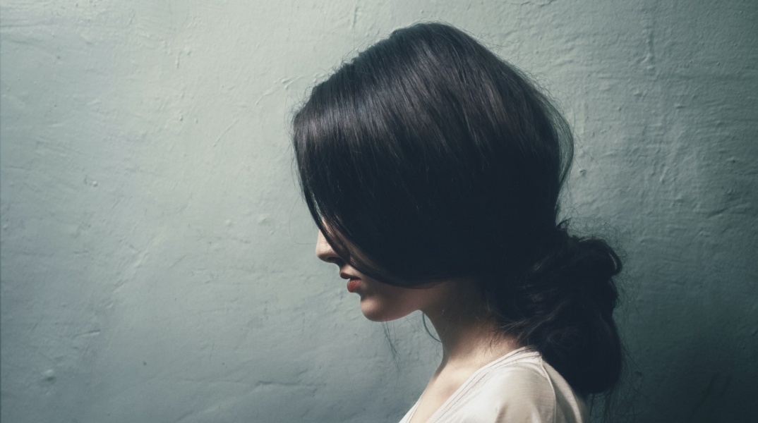 Γυναίκα με λευκό νυχτικό ποζάρει προφίλ χωρίς να διακρίνονται τα χαρακτηριστικά του προσώπου της