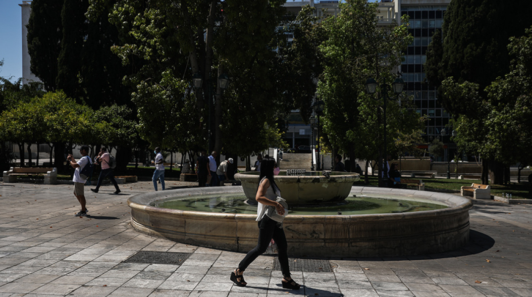 Γυναίκα με μάσκα στο κέντρο της Αθήνας
