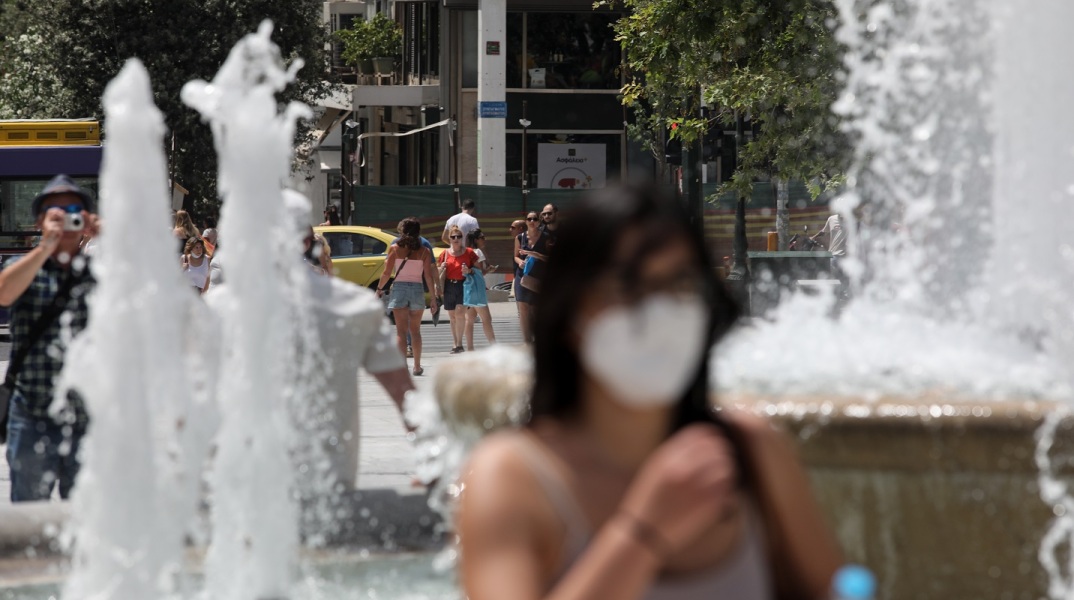 Γυναίκα με μάσκα στην Αθήνα