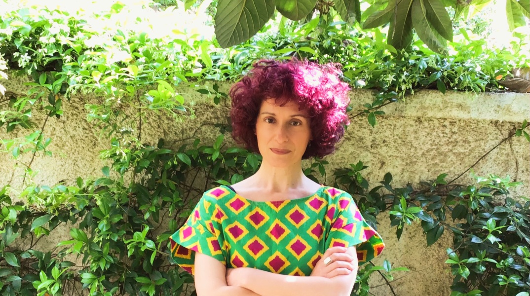 Συνέντευξη: Η συγγραφέας και μεταφράστρια Μαρία Φακίνου μιλάει για το νέο της βιβλίο «Κλίμακα Μπόγκαρτ»