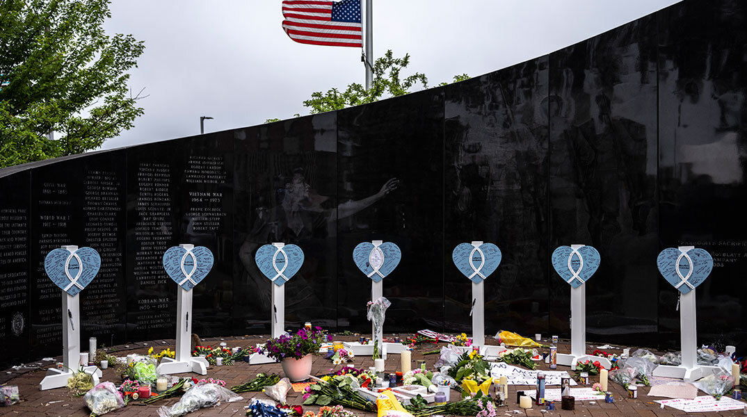 Μνημείο για τα θύματα της μαζικής εκτέλεσης στην Αμερική στις 4 Ιουλίου