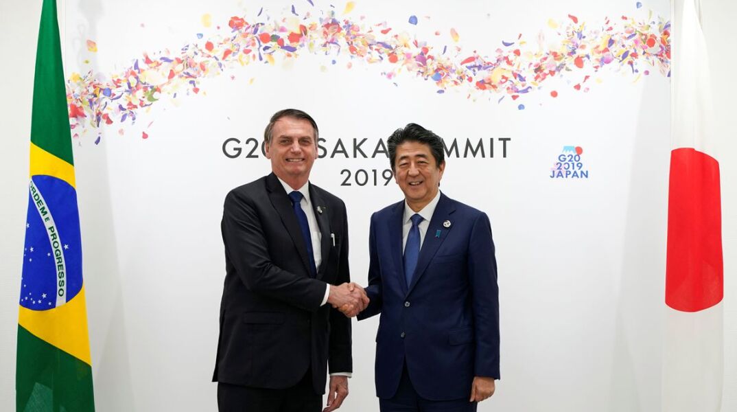 Brazilian President Jair Bolsonaro (L) shakes hands with Japanese Prime Minister Shinzo Abe prior to their bilateral meeting during the second day of the G20 summit in Osaka, Japan, 29 June 2019. Franck Robichon/Pool via REUTERS
