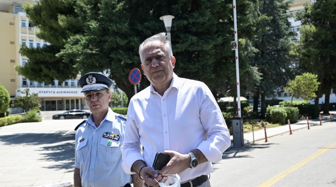 Ο Τάκης Θεοδωρικάκος μαζί με αστυνομικό στο 401 Στρατιωτικό Νοσοκομείο