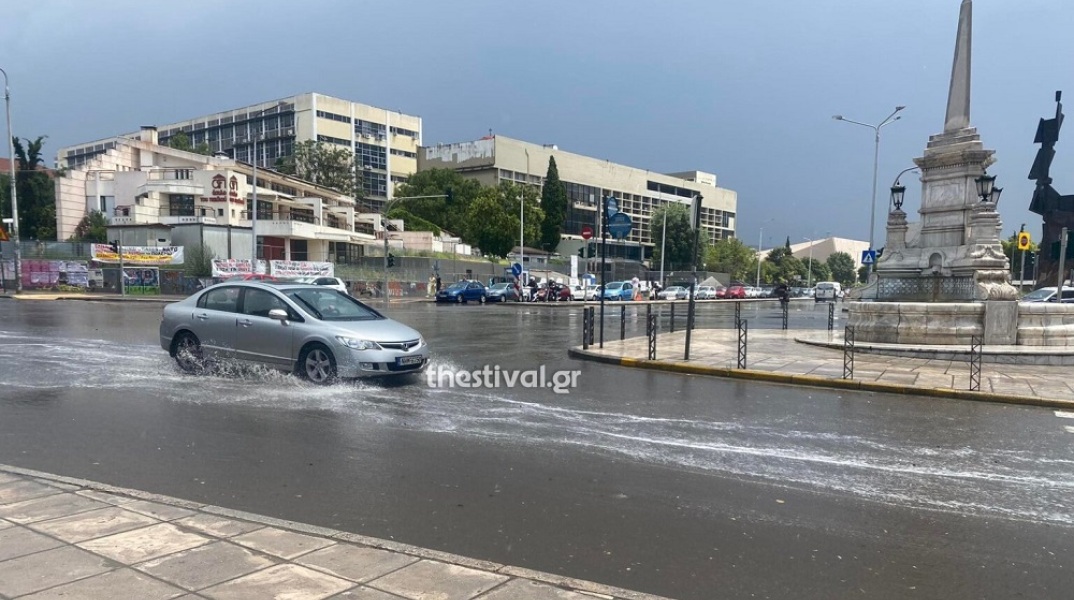 Ξεκίνησε η κακοκαιρία: Άνοιξαν οι ουρανοί στη Θεσσαλονίκη