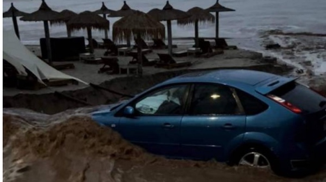  Θάσος: Πλημμύρισαν σπίτια και ξενοδοχεία, παρασύρθηκαν αυτοκίνητα