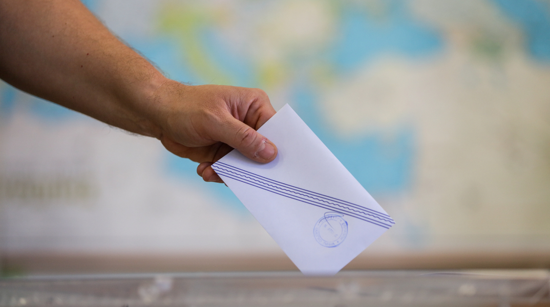 Στιγμιότυπο από την εκλογική διακδικασία σε εκλογικό τμήμα της Αθήνας