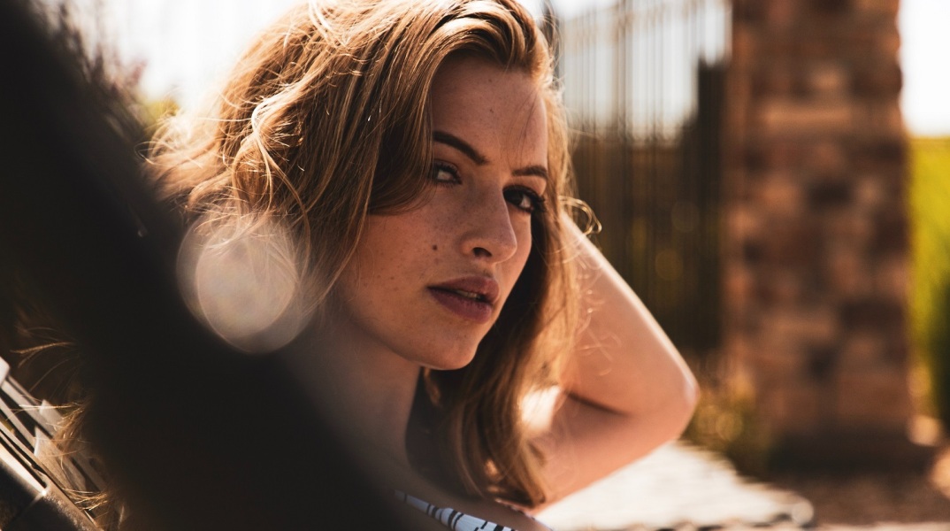 Ένα κορίτσι.