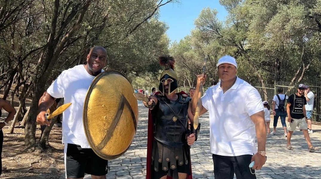 ο Μάτζικ Τζόνσον από τις αρχαιότητες -Κράτησε ασπίδα και ξίφος στην Ακρόπολη