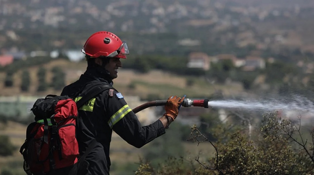 Πυρκαγιά στη Λευκάδα- Επίχειρηση και από αέρος για την κατάσβεση