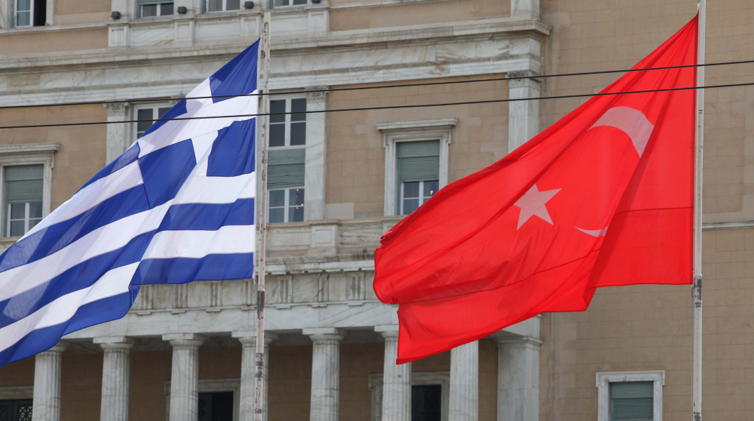 Οι σημαίες της Ελλάδας και τη Τουρκίας έξω από την ελληνική βουλή
