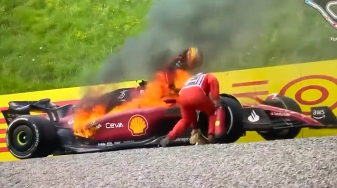 Formula 1: Τυλίχθηκε στις φλόγες η Ferrari του Κάρλος Σάινθ