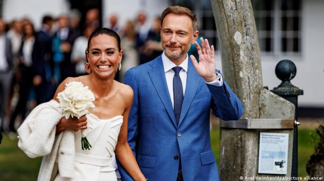 Στο κοσμικό νησί Ζιλτ ο υπουργός Οικονομικών Κρίστιαν Λίντνερ παντρεύτηκε την εκλεκτή της καρδιάς του Φράνκα Λέφελντ.
