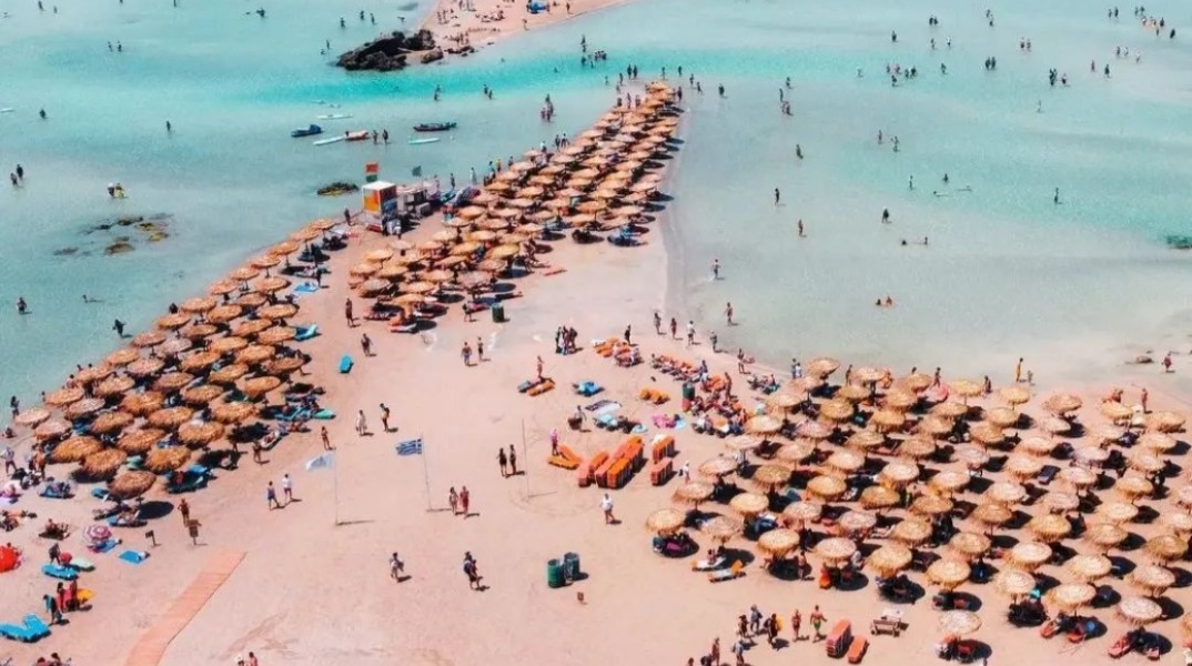 Ελαφονήσι: Τι απαντά ο δήμαρχος για τις ξαπλώστρες στην παραλία