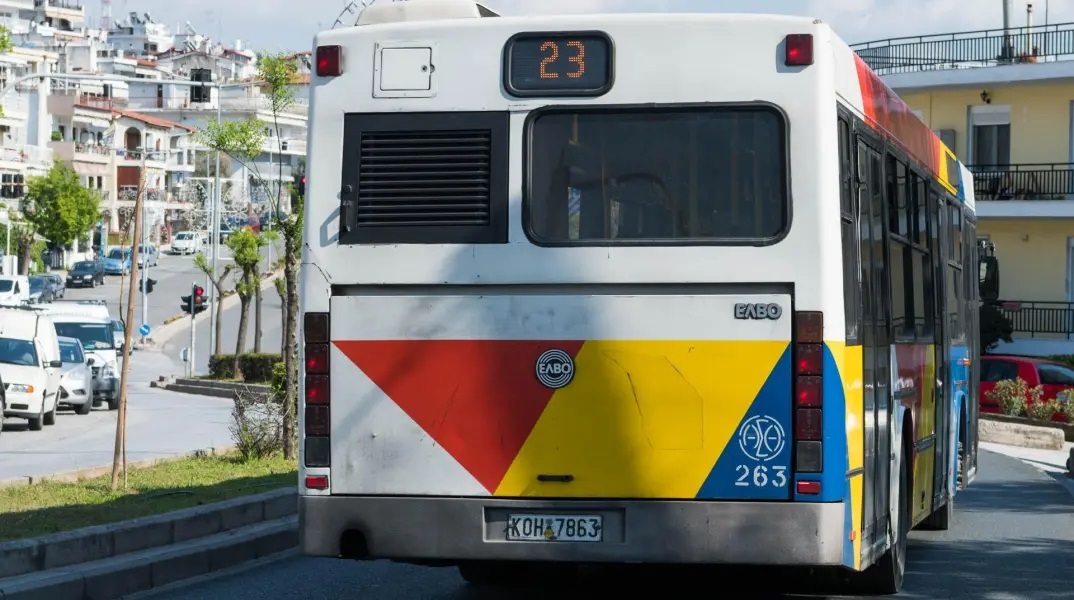 Θεσσαλονίκη: Σεξιστική επίθεση οδηγού του ΟΑΣΘ σε γυναίκα επιβάτη επειδή φορούσε… μπουστάκι!