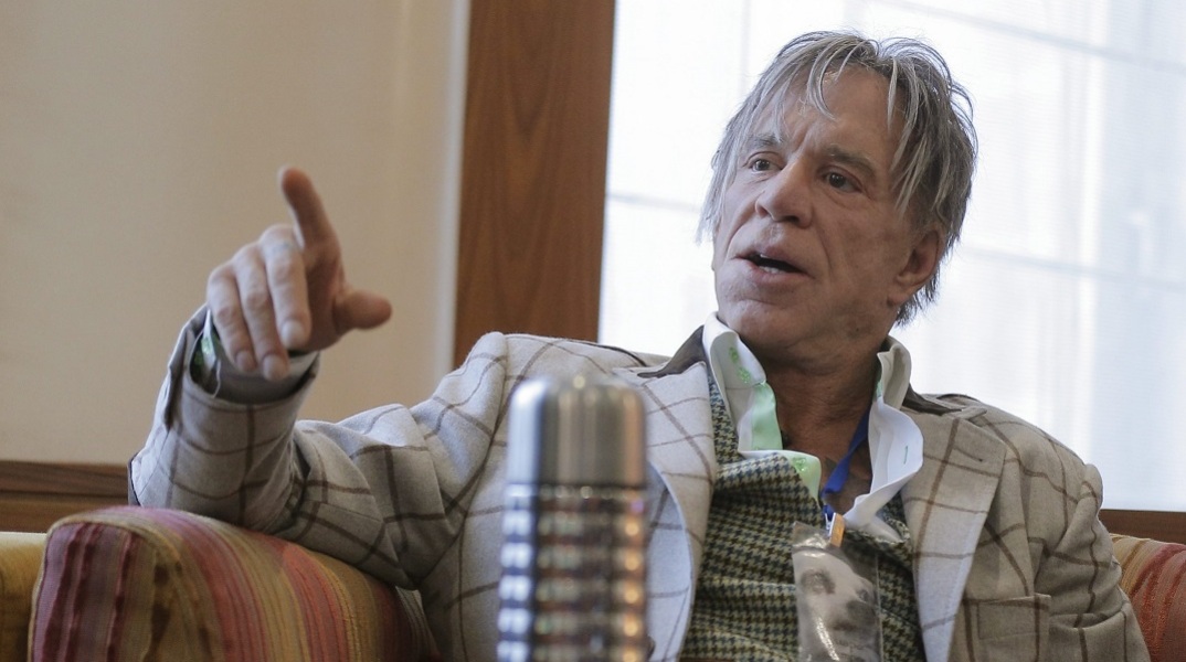 Μίκι Ρουρκ δίπλα στον Τζόνι Ντεπ - «Παραλίγο να χάσει τη ζωή του από μια χρυσοθήρα»