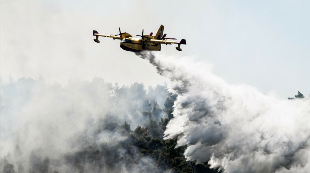 Δύο canadair έστειλε η Ελλάδα στη Γαλλία