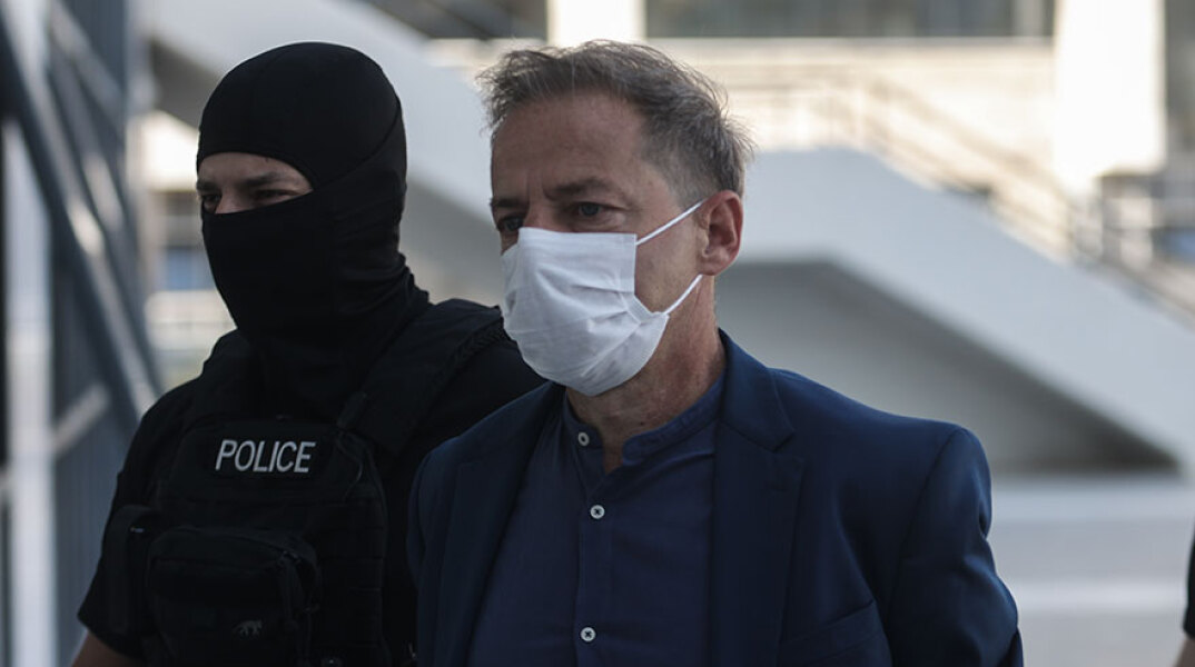 Ο Δημήτρης Λιγνάδης αφέθηκε ελεύθερος παρόλο που κρίθηκε ένοχος για δύο βιασμούς ανηλίκων