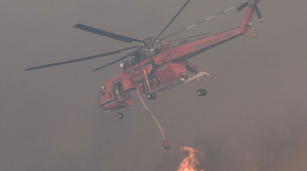 Ελικόπτερο της Πυροσβεστικής ρίχνει νερό σε φωτιά