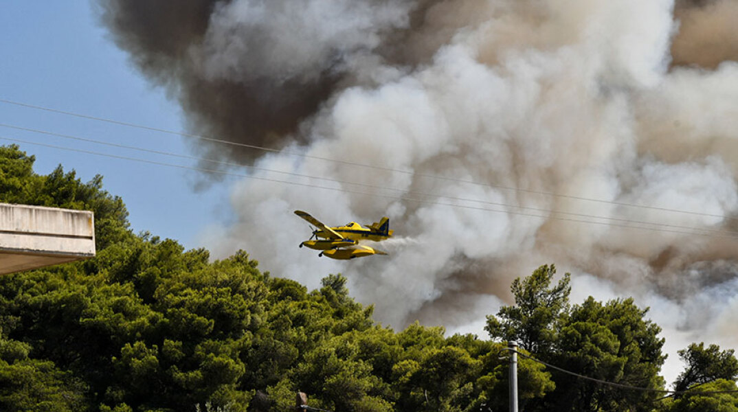 Πυροσβεστικό αεροσκάφος ρίχνει νερό στη φωτιά στην Αχαΐα