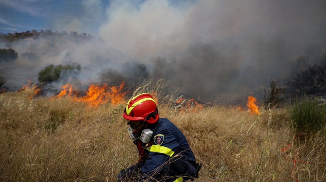 Πυροσβέστες δίνουν μάχη με τη φωτιά στο Ρέθυμνο