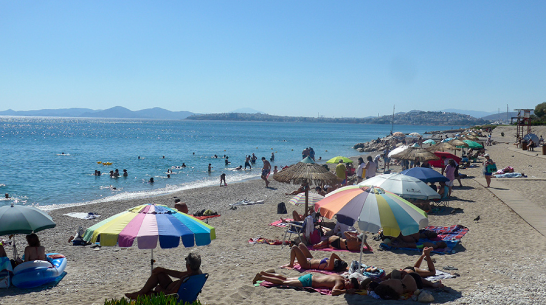 Παραλία γεμάτη κόσμο