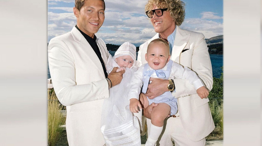 Ευάγγελος Μπούσης και Πήτερ Ντούντας με τα παιδιά τους στη βάφτιση στη Βουλιαγμένη