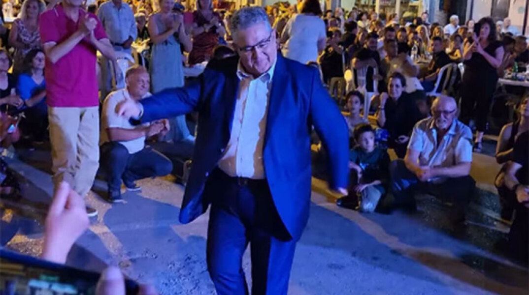 Ο Κουτσούμπας χόρεψε ζεϊμπέκικο