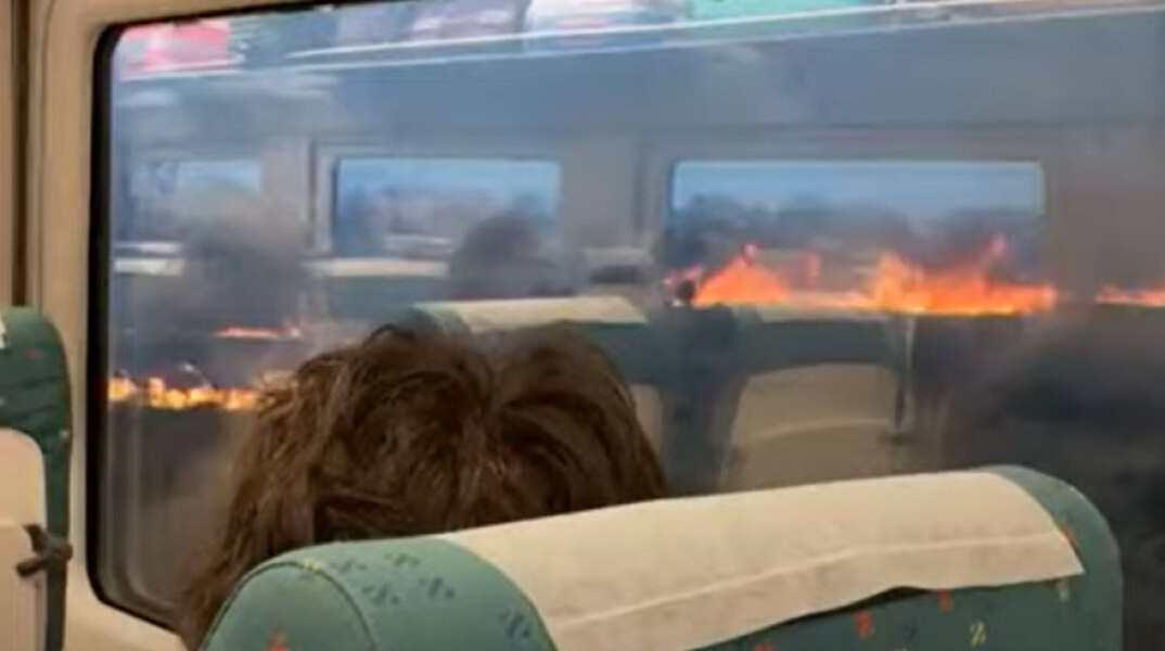 Οι φλόγες από τη δασική πυρκαγιά πολύ κοντά σε τρένο στην Ισπανία