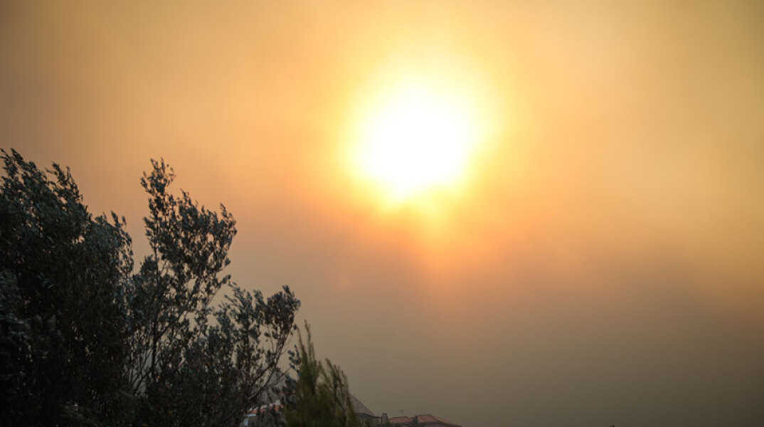 Χάθηκε ο ήλιος από τη φωτιά στην Πεντέλη