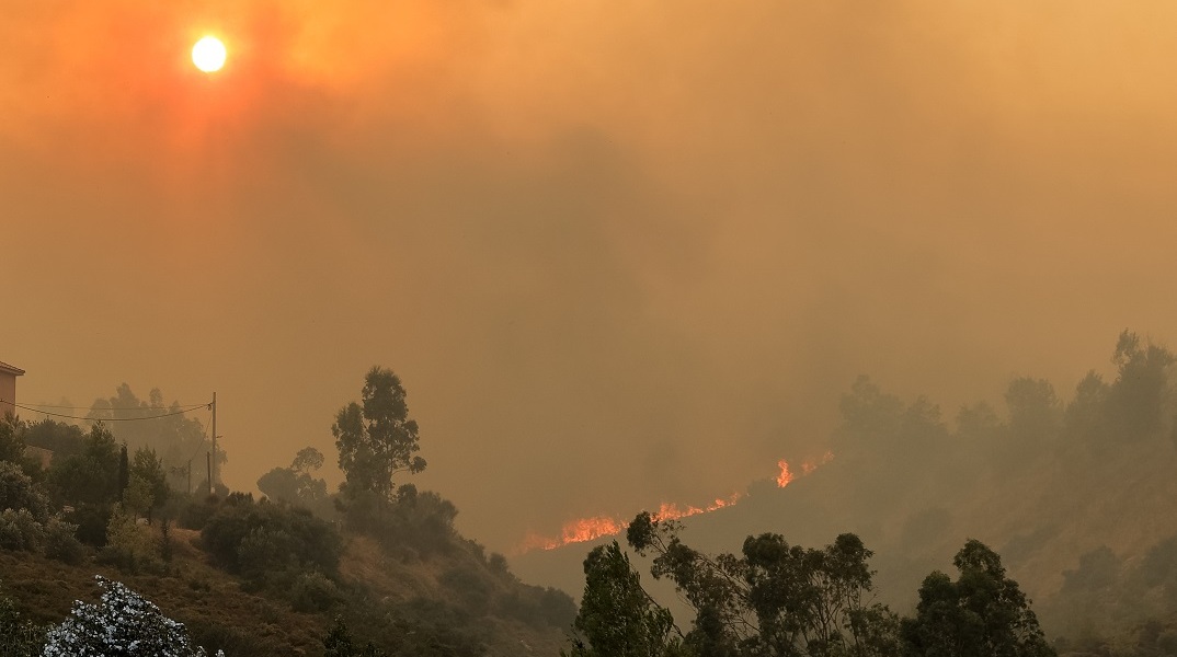 Πυρκαγιά σε δύο μέτωπα στην Πεντέλη - Eκκενώνεται το Ντράφι