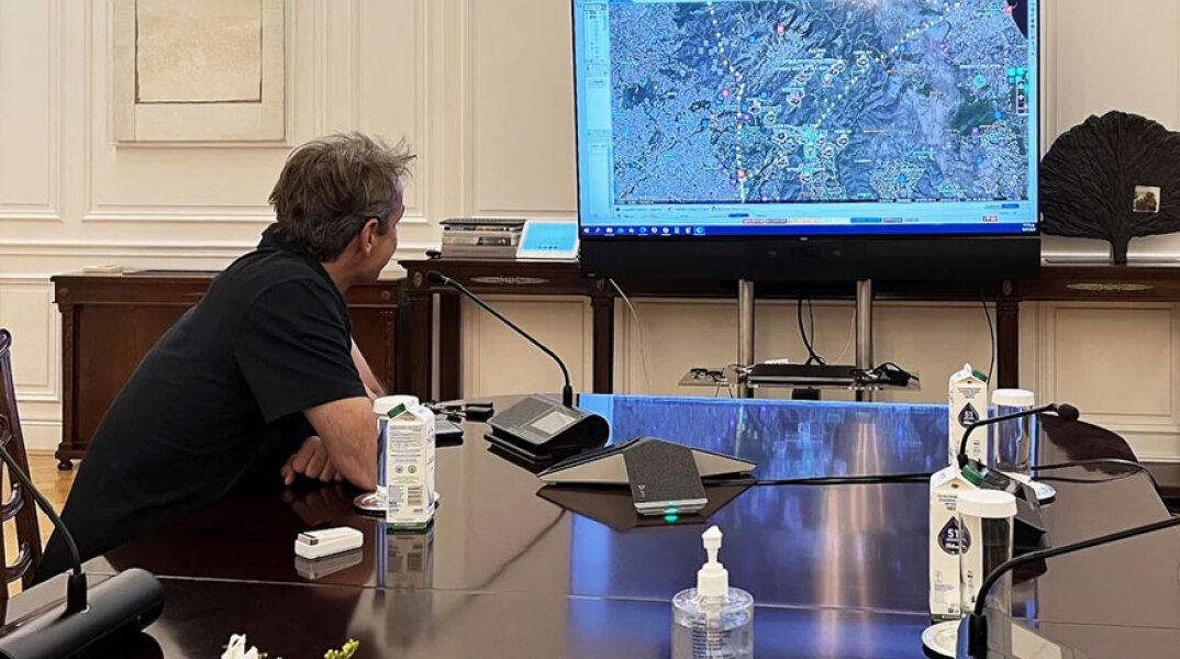 Ο πρωθυπουργός Κυριάκος Μητσοτάκης ενημερώνεται διαρκώς για τη φωτιά στην Πεντέλη