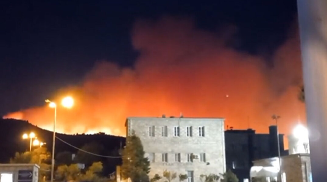 Οι φλόγες από τη φωτιά στην Πεντέλη κατεβαίνουν προς το νοσοκομείο Παίδων
