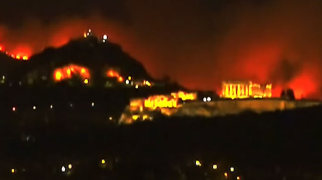 Ακρόπολη και Λυκαβηττός στο «κόκκινο», καθώς η φωτιά στην Πεντέλη συνεχίζει να καίει