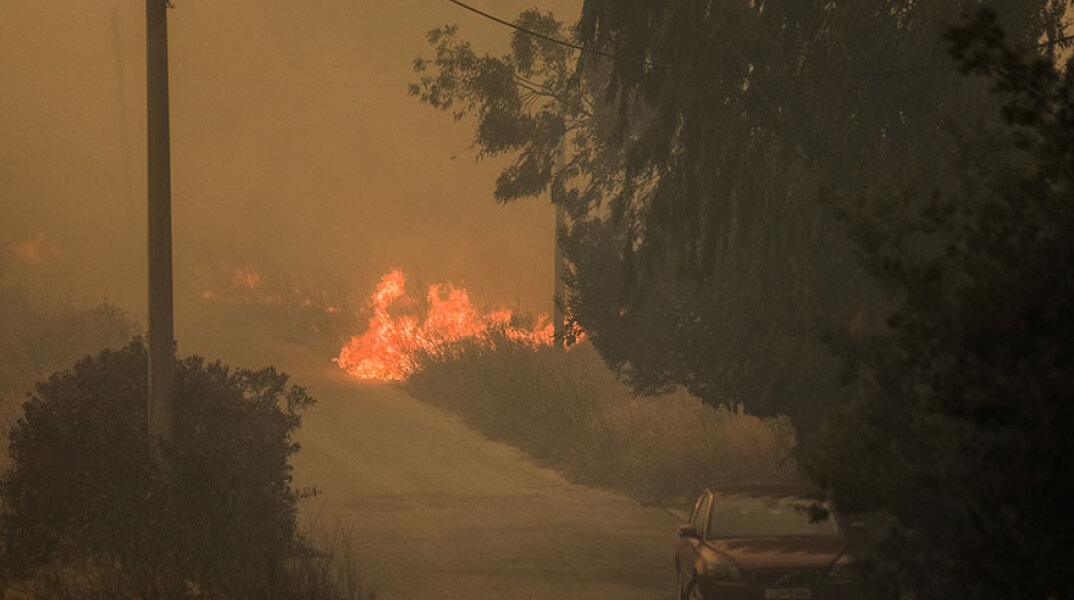 Η πυρκαγιά στην Πεντέλη συνεχίζει το καταστροφικό της έργο