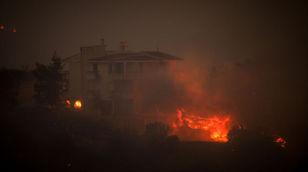 Κάηκαν σπίτια στο Ντράφι - Δύσκολη νύχτα με τη φωτιά στην Πεντέλη