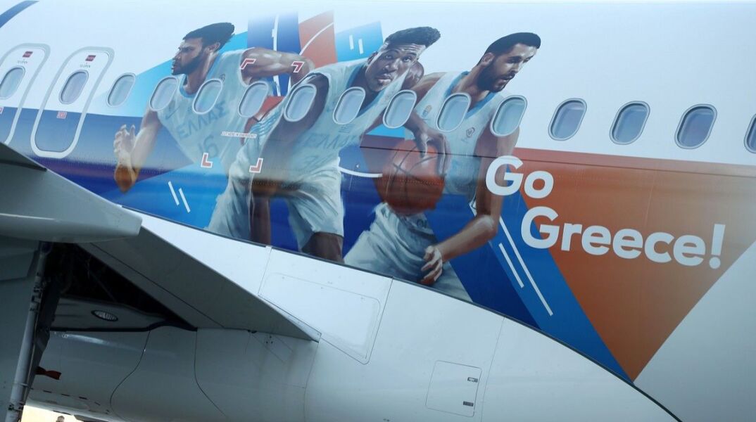 Εθνική Μπάσκετ: Αεροσκάφος της Aegean Airlines ντύθηκαν με τις φιγούρες του Γιάννη Αντετοκούνμπο και των υπόλοιπων διεθνών