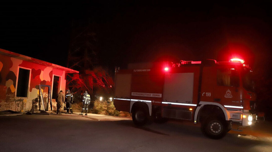 Πυροσβέστες συνεχίζουν την κατάσβεση στα Μέγαρα