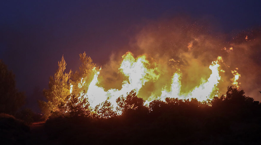 Η φωτιά στην Πεντέλη καίει ανεξέλεγκτη και κατευθύνεται προς Γέρακα