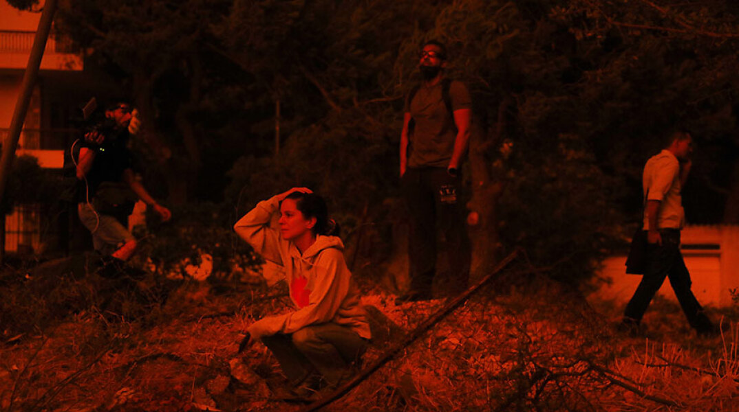 Κάτοικοι σε απόγνωση καθώς η φωτιά στην Πεντέλη καίει ανεξέλεγκτη