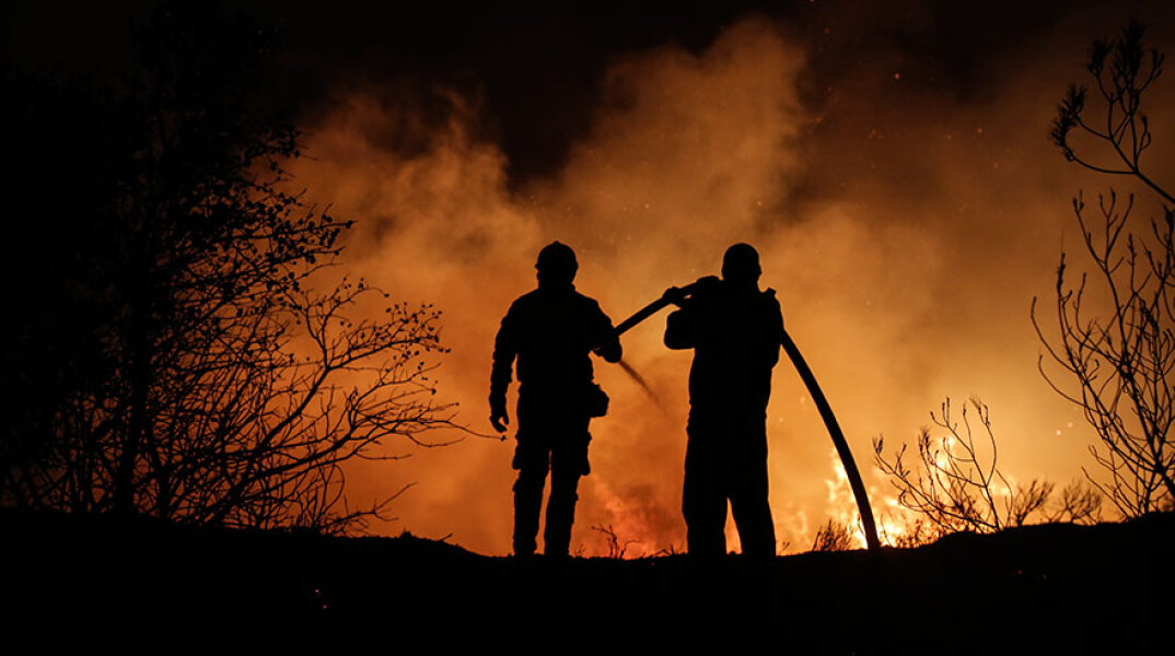 Πυροσβέστες και εθελοντές μάχονται τις φλόγες στην Πεντέλη