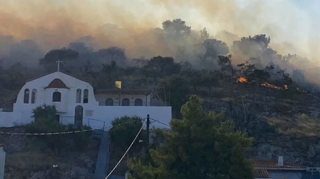 Μια ανάσα από σπίτια η φωτιά στη Σαλαμίνα