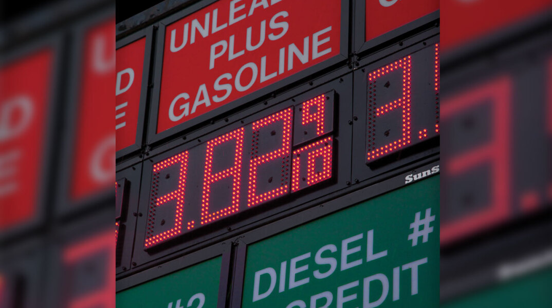 Πινακίδες με τιμές βενζίνης
