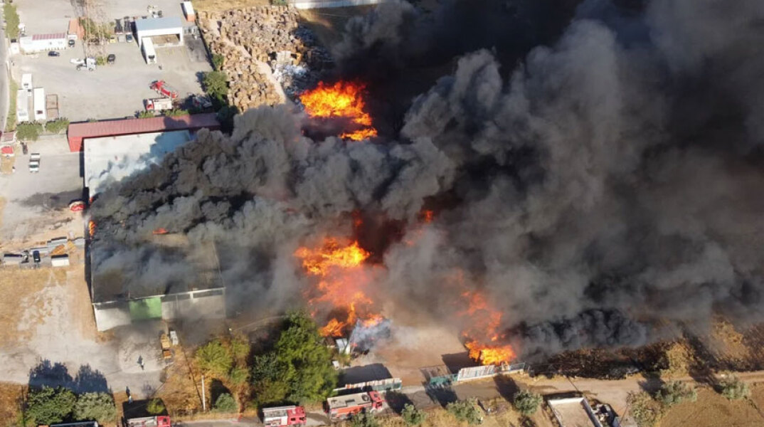 Στις φλόγες η αποθήκη με παλέτες στον Ασπρόπυργο